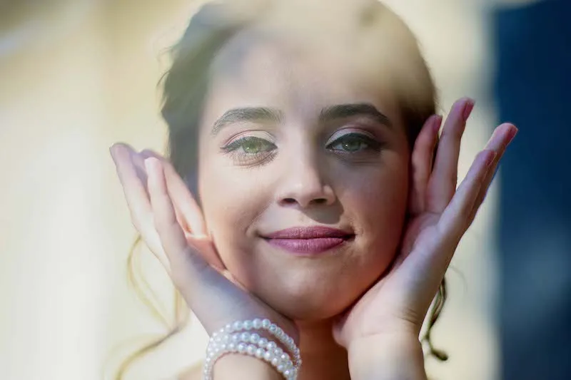 Modelka ve svatebních šatech