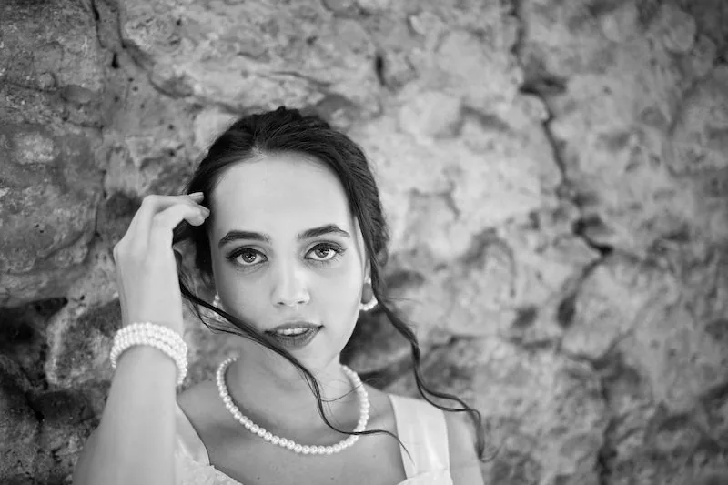 Modelka ve svatebních šatech